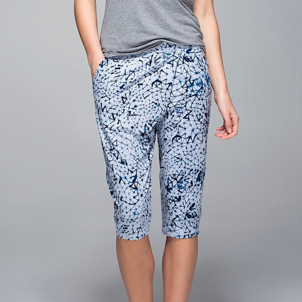 LULULEMON • Retreat Yogi Crop Pants • Size 6 • Star Crushed Silver Deep Navy